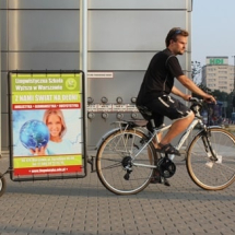 Reklama na przyczepce rowerowej dla szkoły wyższej przy Rondzie ONZ