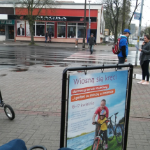 Akcja reklamowa w Koninie - host zapraszający na event rowerowy w Galerii nad Jeziorem